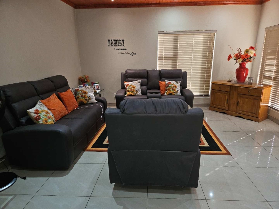 To Let 3 Bedroom Property for Rent in Verwoerdpark Northern Cape